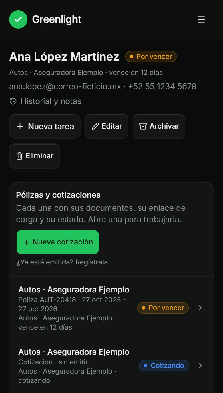 La ficha de un cliente en Greenlight con sus pólizas de varias aseguradoras, una por vencer con su renovación cotizándose (datos ficticios)