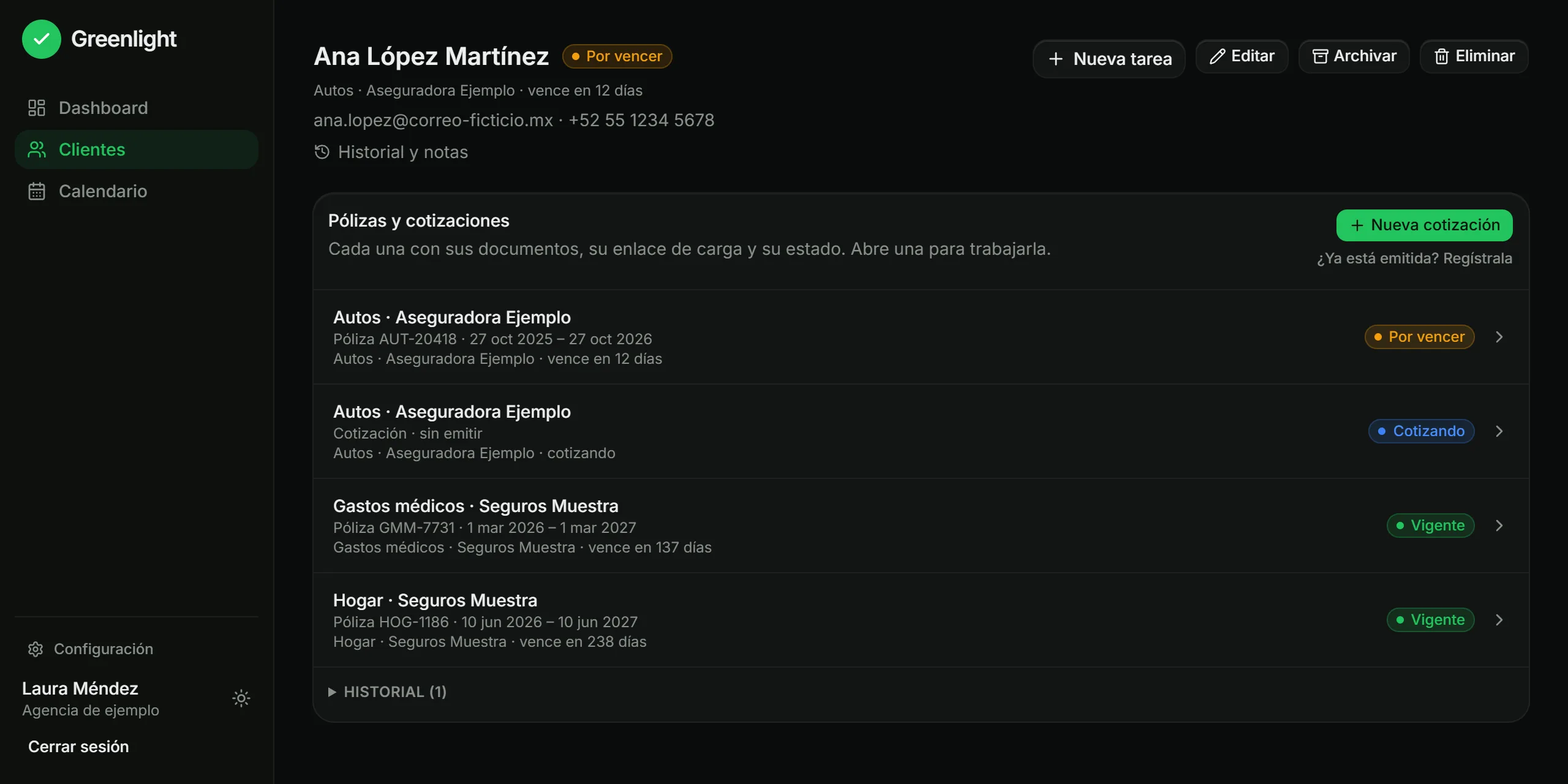 La ficha de un cliente en Greenlight con sus pólizas de varias aseguradoras, una por vencer con su renovación cotizándose (datos ficticios)
